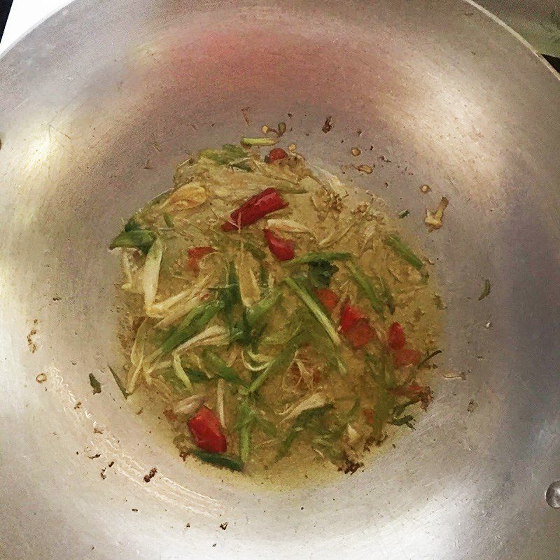 Step 3 Stir-fried mung bean with meat Stir-fried mung bean with pork