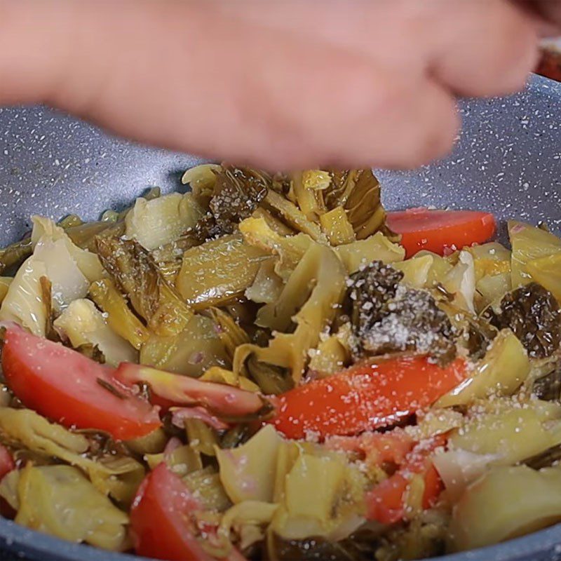 Step 3 Stir-fry pickled mustard greens with tomatoes Sour soup with pork ribs