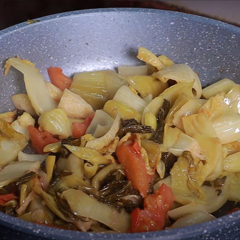 Step 3 Stir-fry pickled mustard greens with tomatoes Sour soup with pork ribs