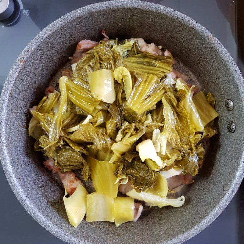 Step 2 Stir-fry pickled vegetables with meat Pickled mustard greens (pickled vegetables) stir-fried with pork belly