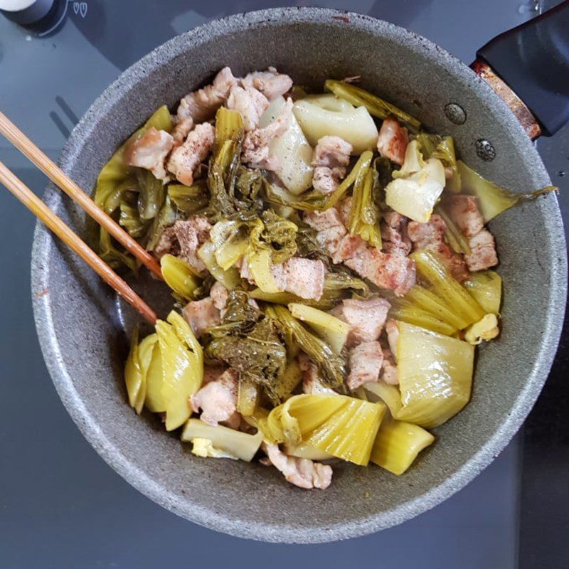 Step 2 Stir-fry pickled vegetables with meat Pickled mustard greens (pickled vegetables) stir-fried with pork belly