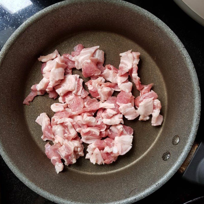 Step 2 Stir-fry pickled vegetables with meat Pickled mustard greens (pickled vegetables) stir-fried with pork belly