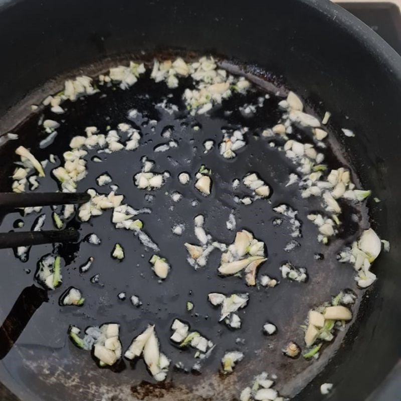 Step 3 Stir-fried cucumber with meat and mushrooms