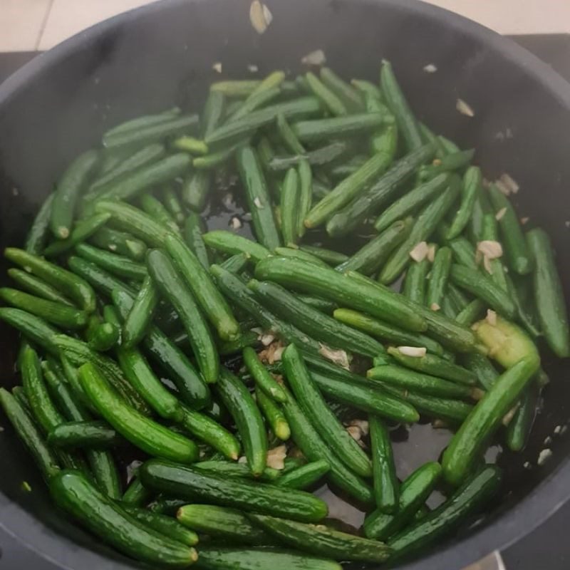 Step 3 Stir-fry cucumbers Cucumber stir-fried with mushrooms