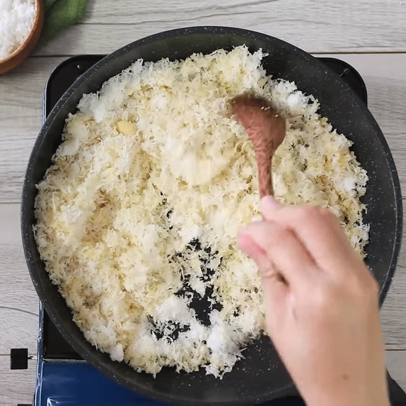 Step 1 Sauté Coconut Sticky Rice Cake with Pandan Leaves and Mung Bean Filling