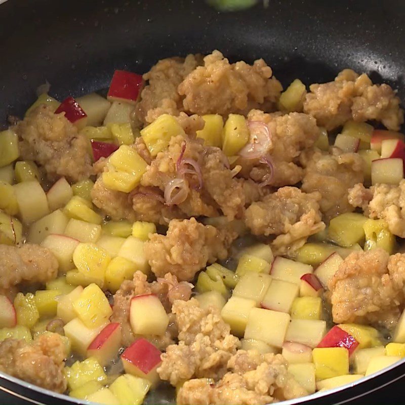 Step 6 Stir-fry chicken Pineapple apple chicken