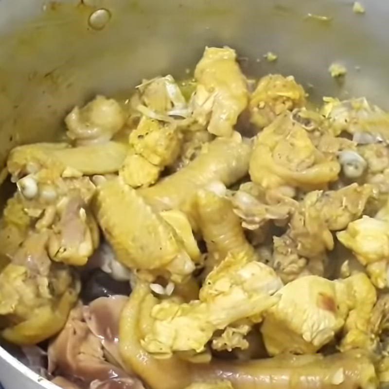 Step 2 Stir-fry chicken Ginger chicken soup with turmeric