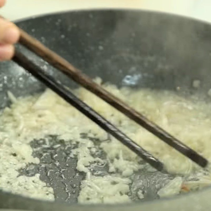 Step 6 Stir-fried crab roe Sour shrimp crab soup