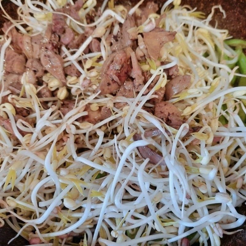 Step 4 Stir-fried chicken gizzards with bean sprouts and green beans Stir-fried chicken gizzards with bean sprouts