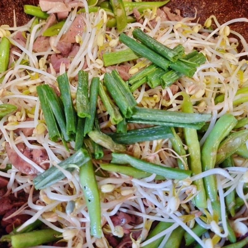 Step 4 Stir-fried chicken gizzards with bean sprouts and green beans Stir-fried chicken gizzards with bean sprouts