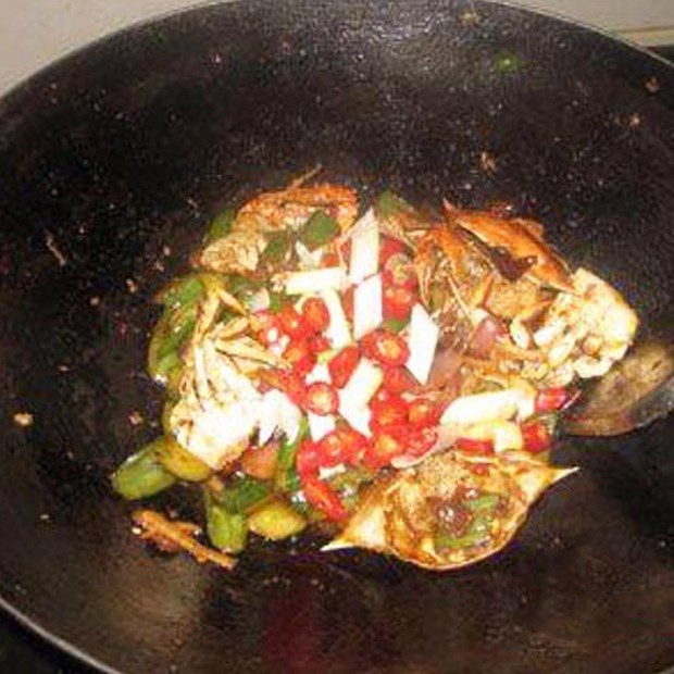 Step 3 Stir-fry crab Spicy crab stir-fry