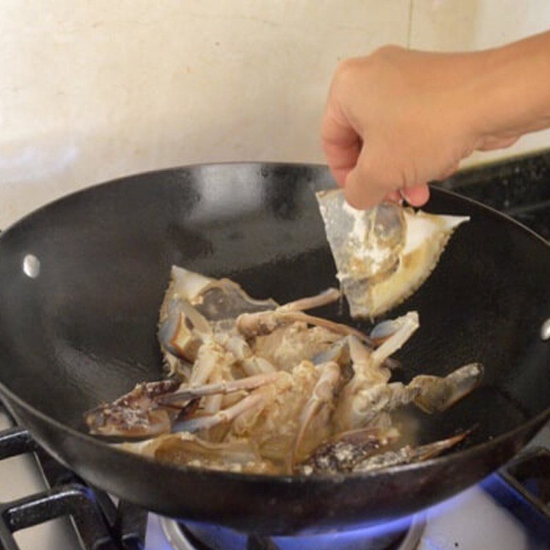 Step 2 Stir-fried crab Stir-fried crab with onion and ginger