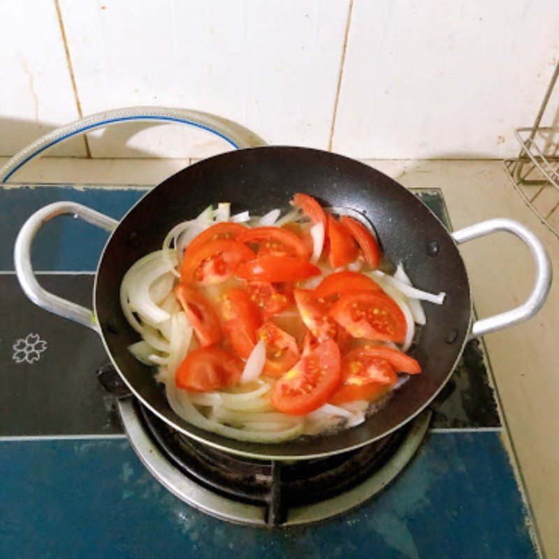 Step 2 Stir-fry onion with tomato Stir-fried onion with tomato (Recipe shared by users)