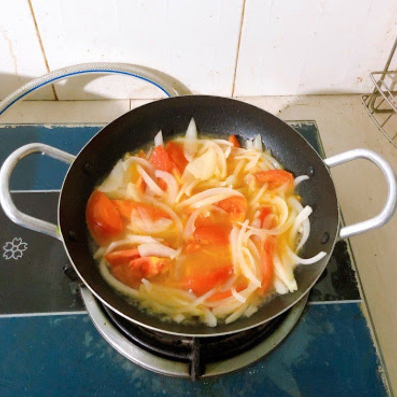 Step 2 Stir-fry onion with tomato Stir-fried onion with tomato (Recipe shared by users)