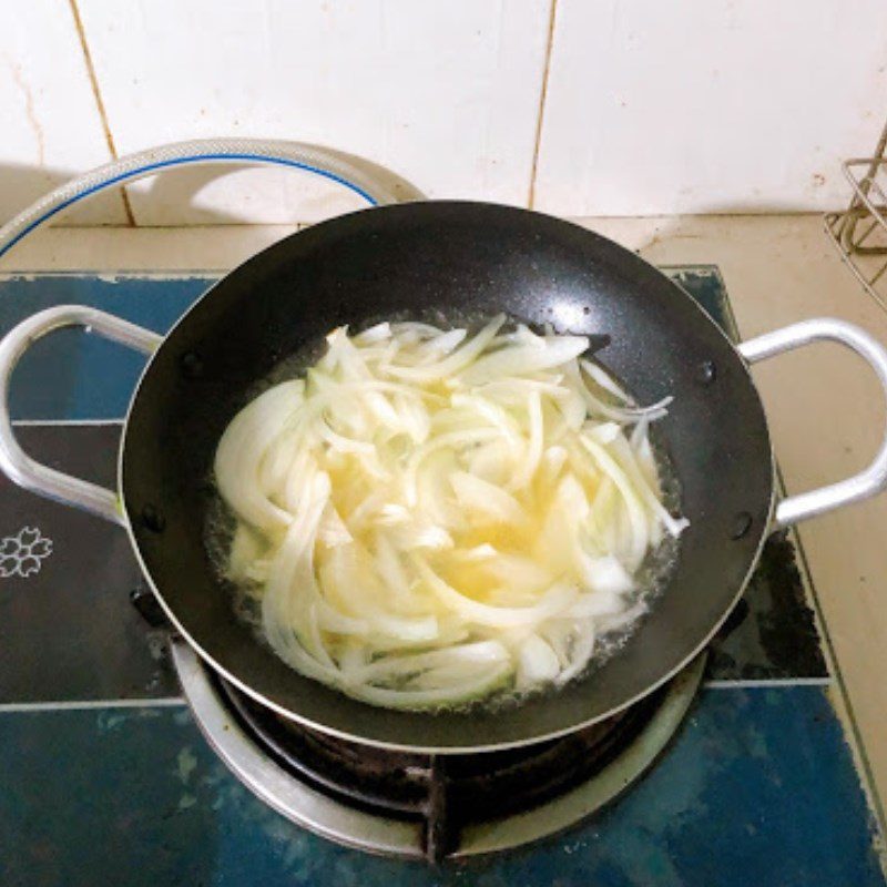 Step 2 Stir-fry onion with tomato Stir-fried onion with tomato (Recipe shared by users)