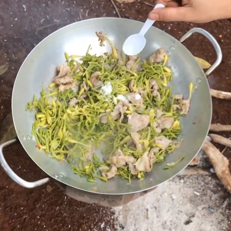 Step 3 Sautéed papaya flowers Male papaya flowers stir-fried with beef