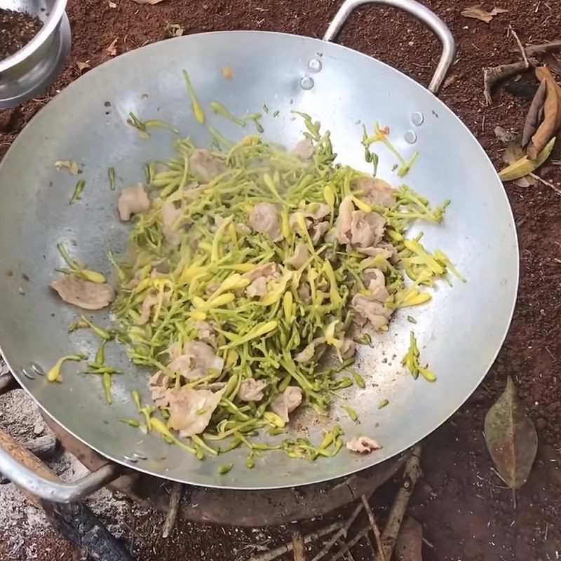 Step 3 Sautéed papaya flowers Male papaya flowers stir-fried with beef