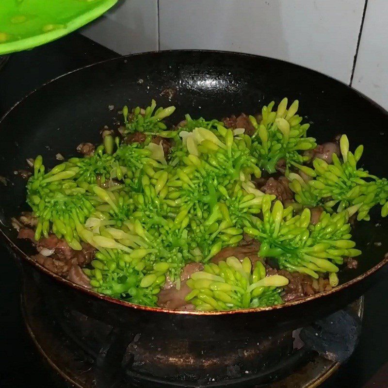 Step 3 Stir-fried Papaya Flowers Male papaya flowers stir-fried with chicken intestines