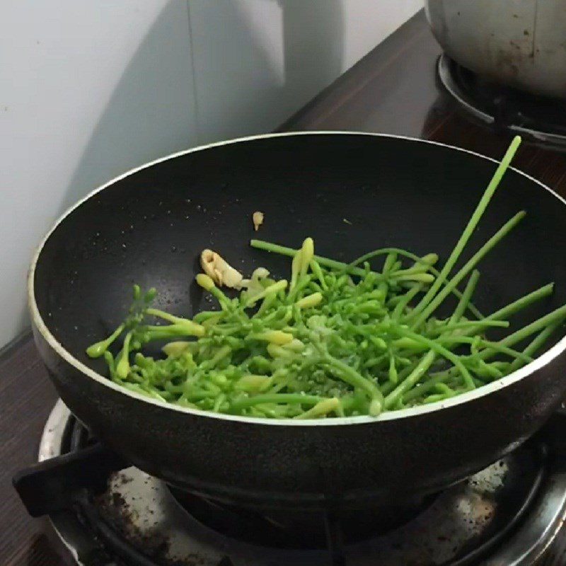 Step 2 Stir-Fry the Papaya Flowers Male Papaya Flowers Stir-Fried with Chicken Eggs