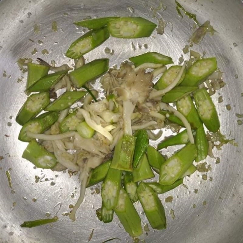 Step 2 Stir-fry the mixture for Stir-fried Okra with Vegetarian Mushrooms