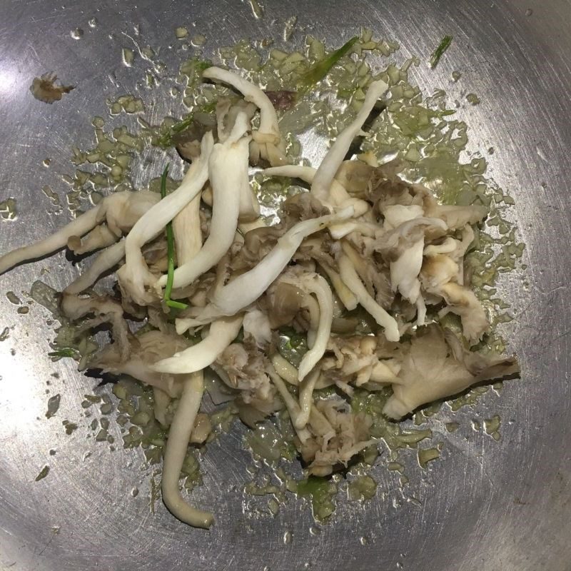 Step 2 Stir-fry the mixture for Stir-fried Okra with Vegetarian Mushrooms