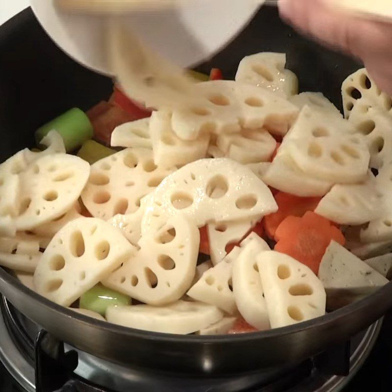 Step 4 Stir-fried lotus root with vegetables