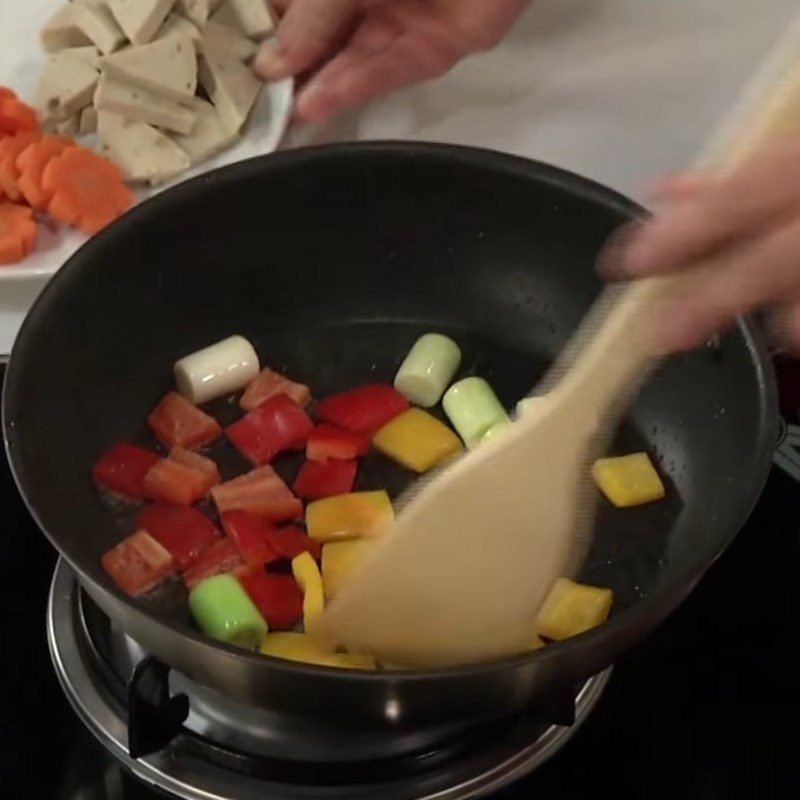 Step 4 Stir-fried lotus root with vegetables