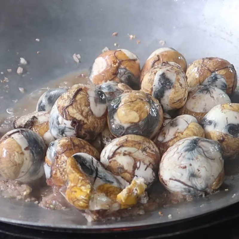 Step 3 Stir-fry the fertilized duck eggs Fertilized duck eggs stir-fried with satay