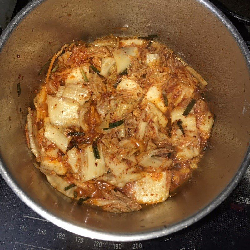 Step 2 Stir-fry kimchi and pork for Pork Kimchi Soup (recipe shared by a user)