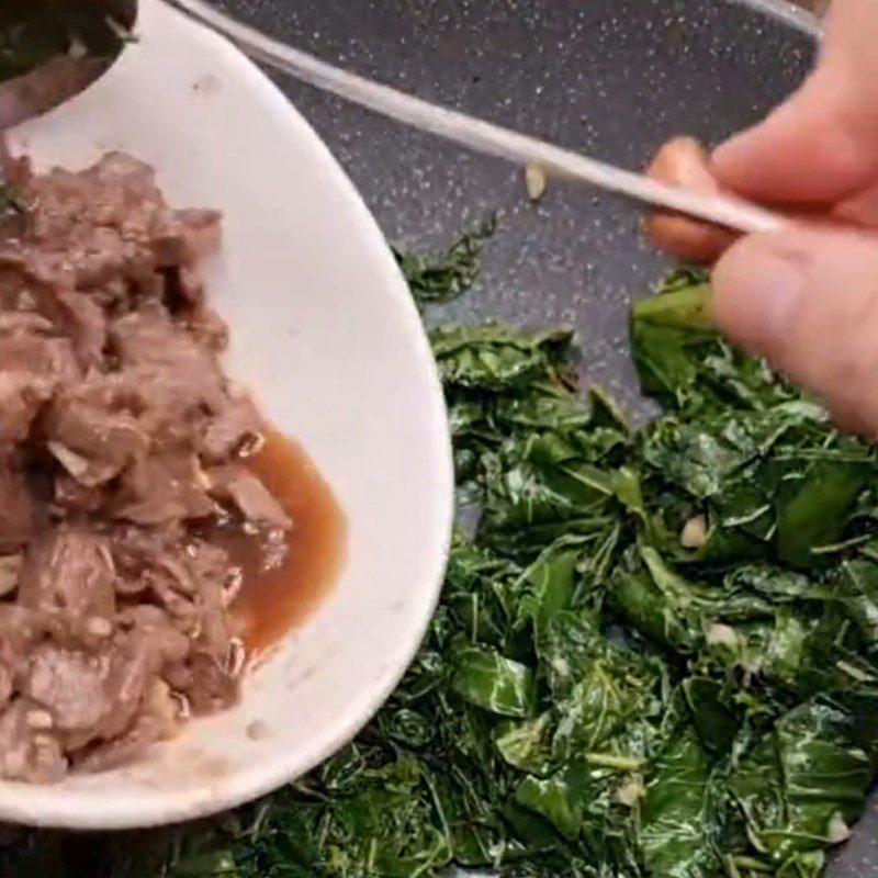 Step 3 Stir-fry leaves and beef: Stir-fried beef with leaves