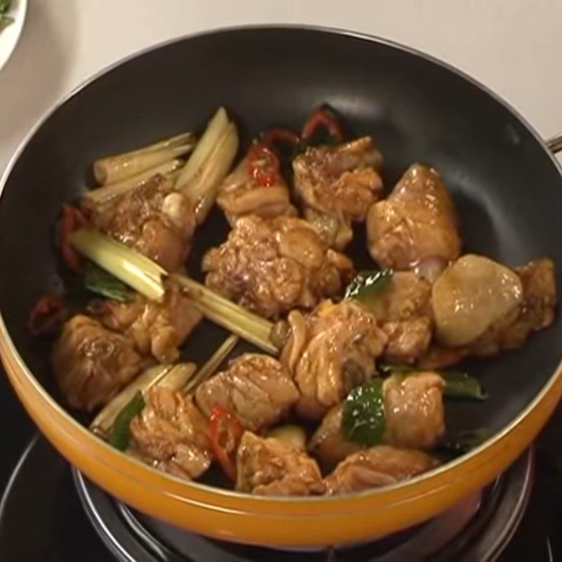 Step 3 Stir-fried chicken with coconut milk