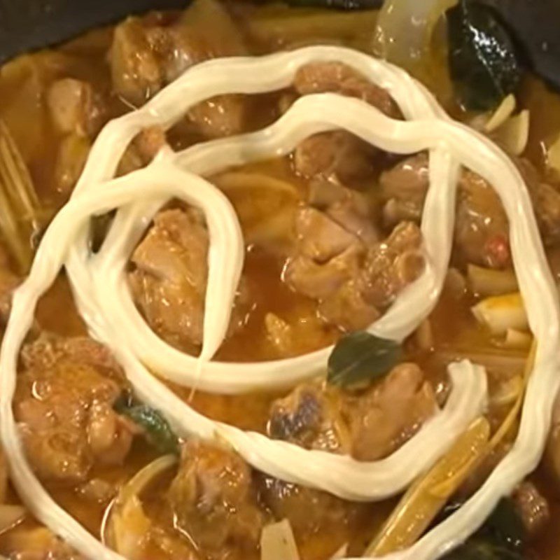 Step 3 Stir-fried chicken with coconut milk