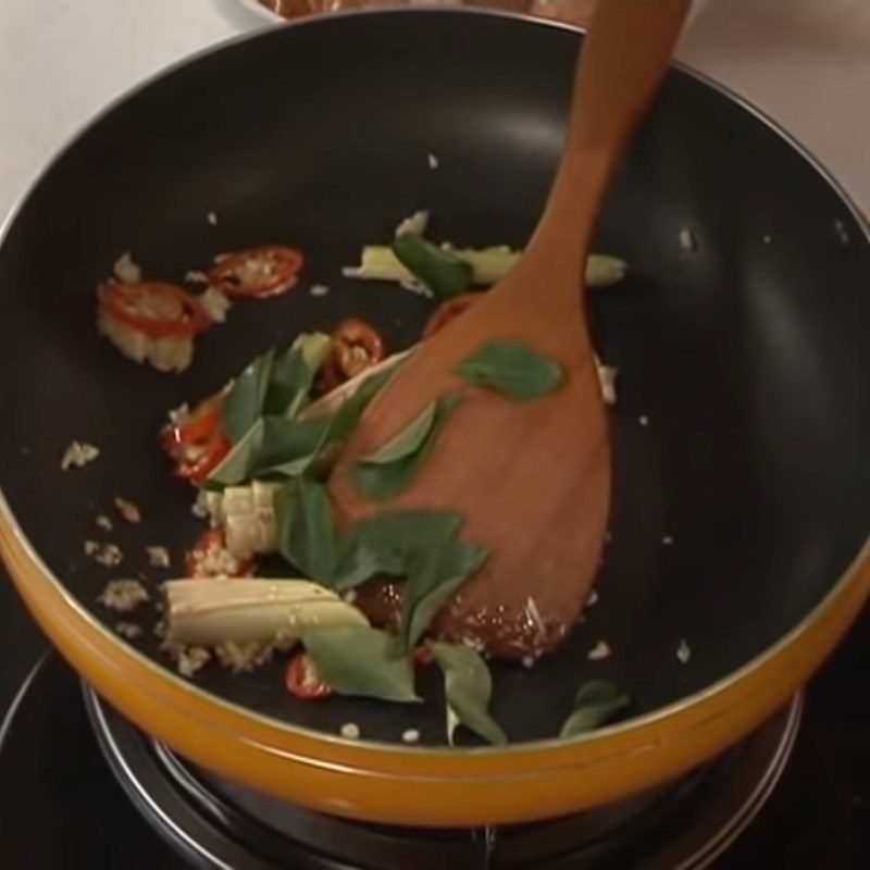 Step 3 Stir-fried chicken Stir-fried chicken with fresh milk