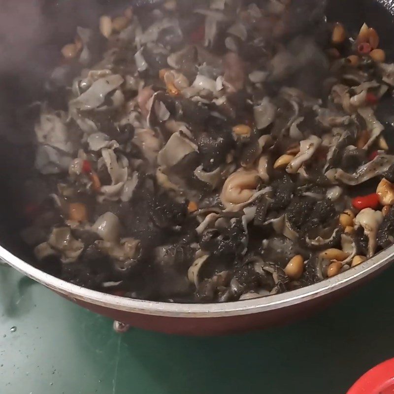 Step 3 Stir-fried goat intestines Stir-fried goat intestines with Vietnamese coriander