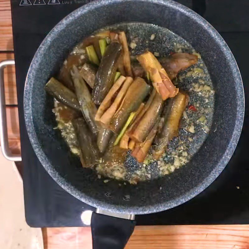 Step 4 Stir-frying eel Stir-fried eel