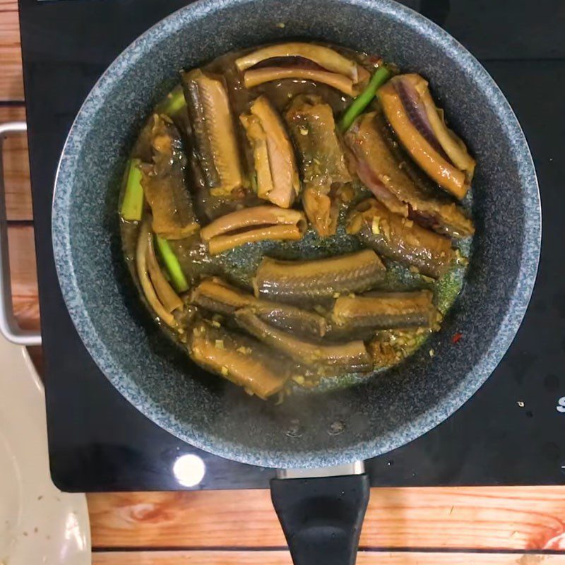 Step 4 Stir-frying eel Stir-fried eel