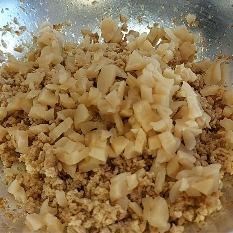 Step 3 Stir-fried fermented shrimp paste Stir-fried shrimp paste with vegetarian minced meat