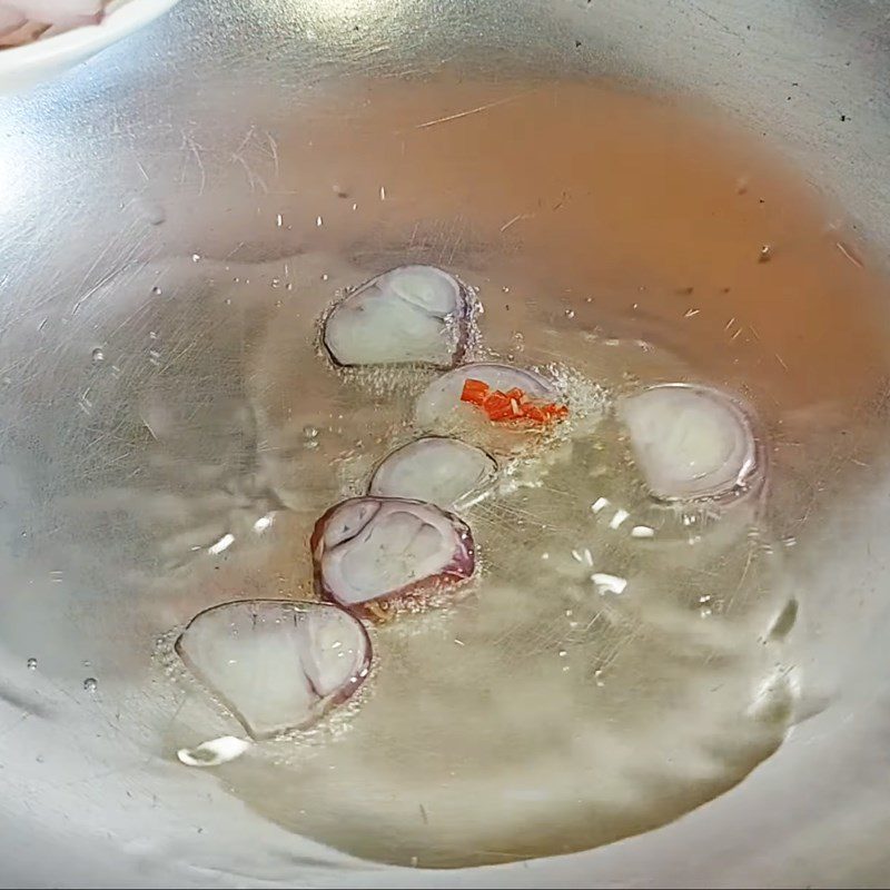 Step 3 Stir-fried fermented shrimp paste Stir-fried shrimp paste with vegetarian minced meat