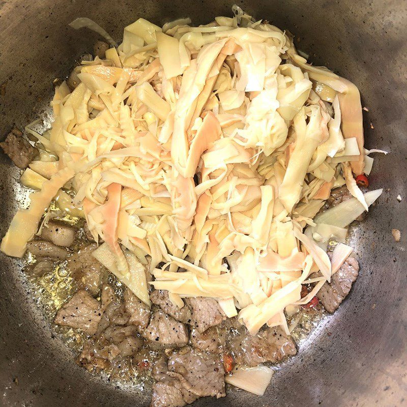 Step 4 Stir-fried fresh bamboo shoots with pork Fresh bamboo shoots stir-fried with pork