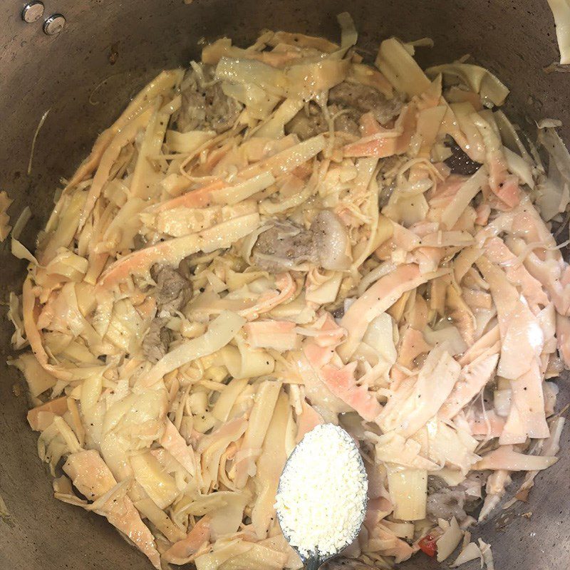 Step 4 Stir-fried fresh bamboo shoots with pork Fresh bamboo shoots stir-fried with pork