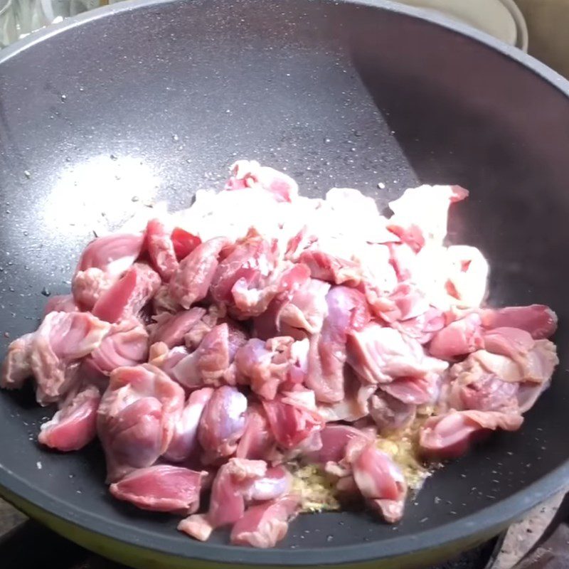 Step 3 Stir-fried chicken gizzards Stir-fried chicken gizzards with lemongrass and chili