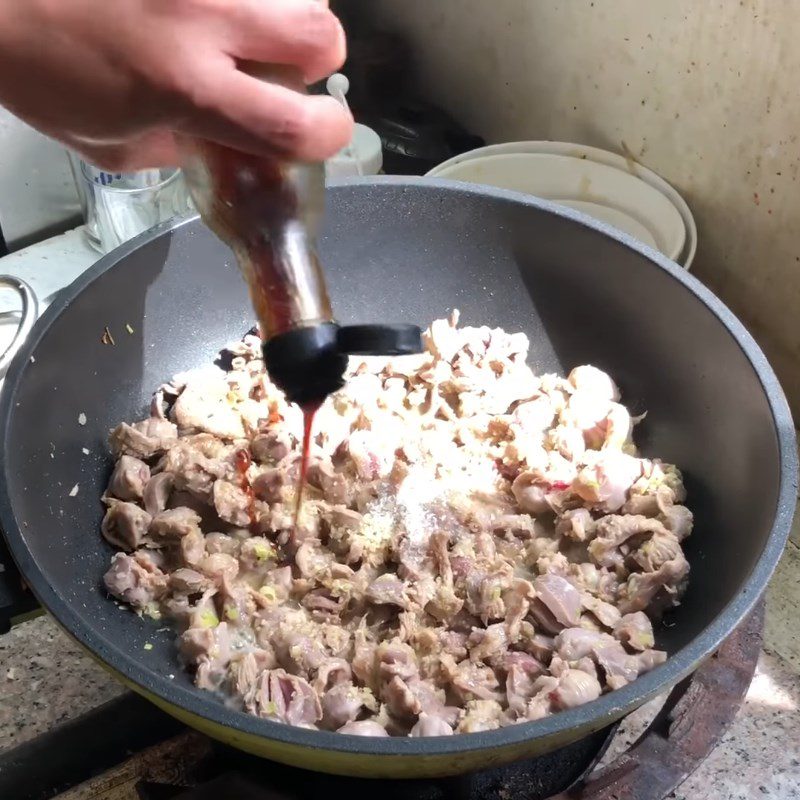 Step 3 Stir-fried chicken gizzards Stir-fried chicken gizzards with lemongrass and chili