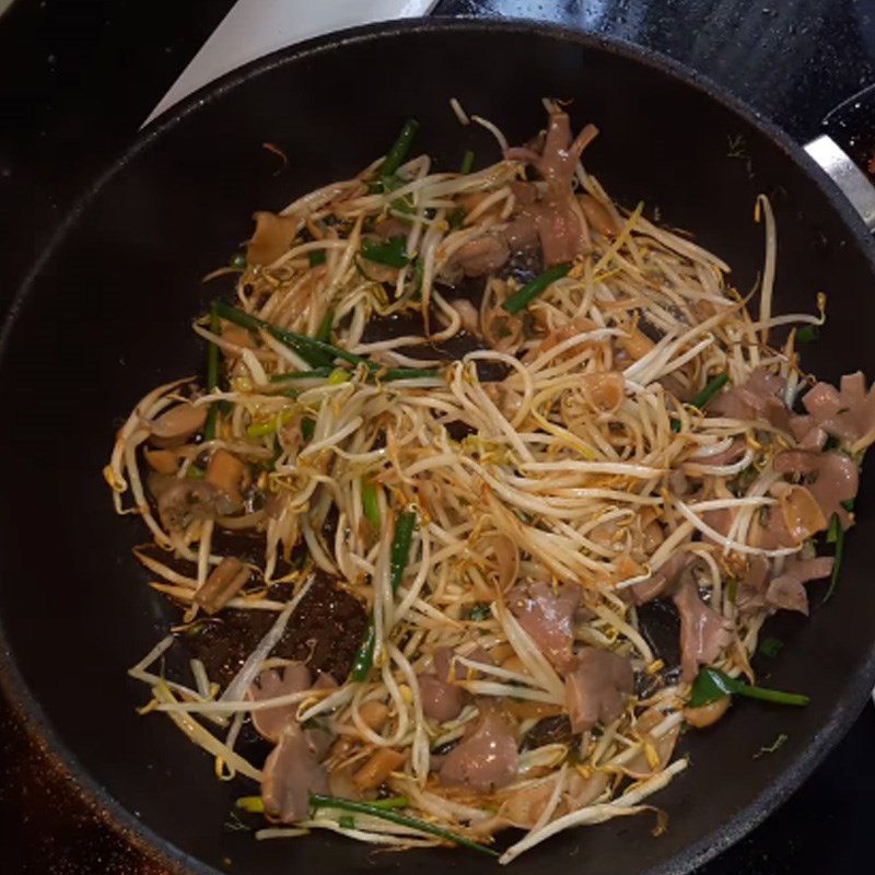 Step 3 Stir-fried chicken gizzards Stir-fried gizzards with bean sprouts