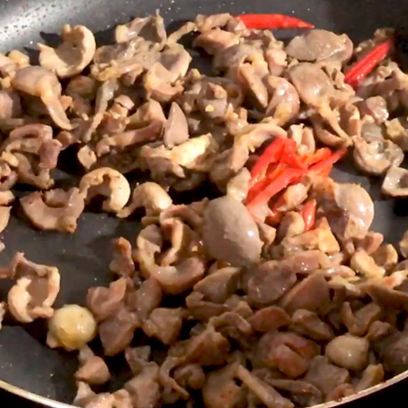 Step 3 Stir-fry chicken gizzards Stir-fried chicken gizzards with mushrooms