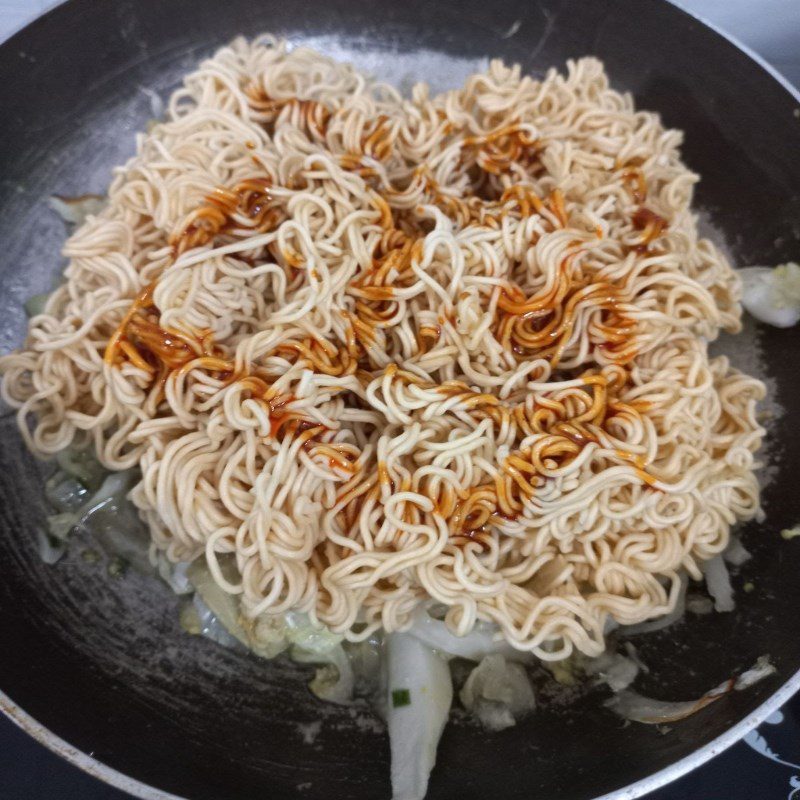 Step 3 Stir-fried noodles Stir-fried instant noodles with eggs and cabbage