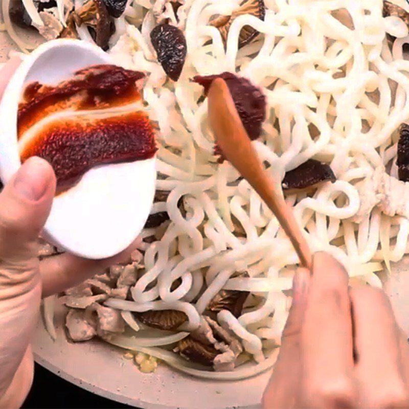 Step 4 Stir-fry the noodles Udon noodles stir-fried with mushrooms and meat