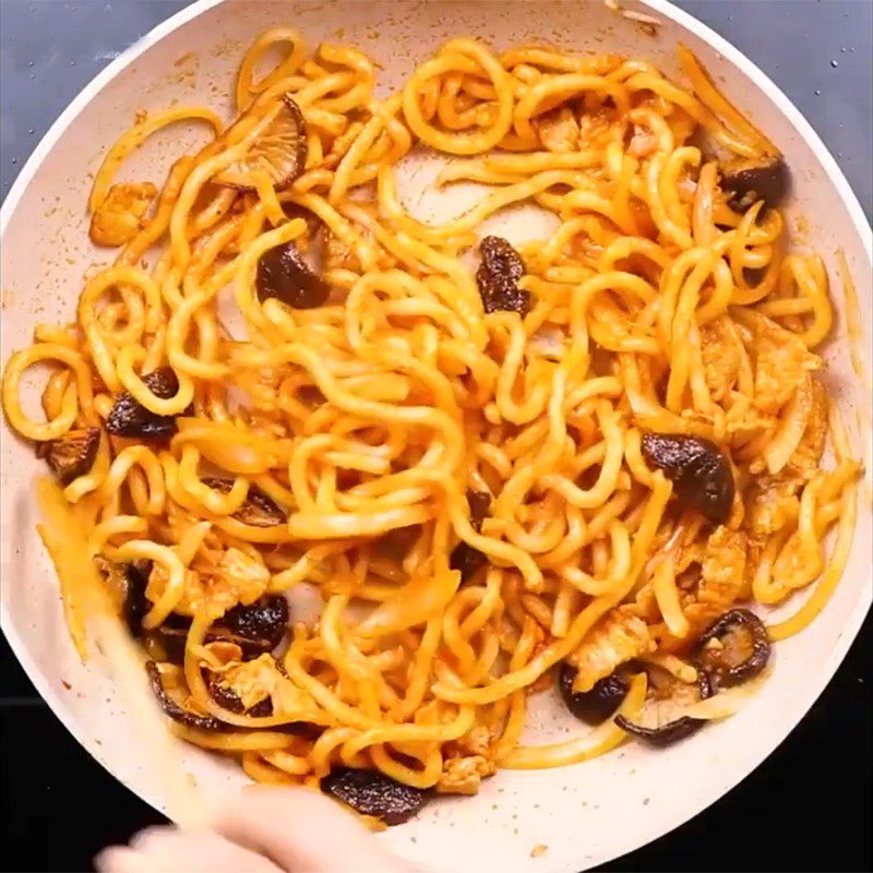 Step 4 Stir-fry the noodles Udon noodles stir-fried with mushrooms and meat