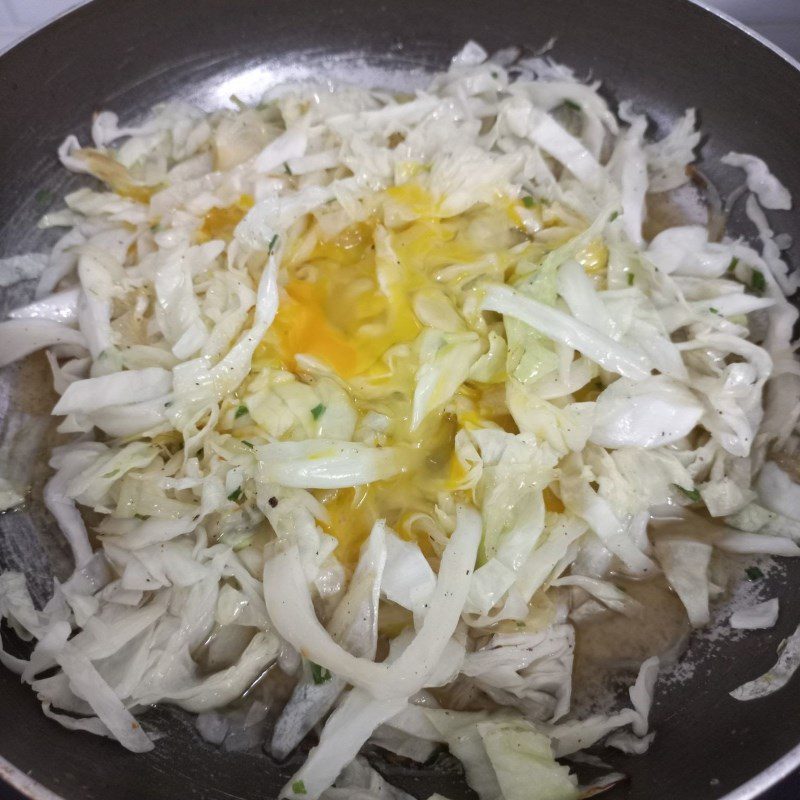 Step 3 Stir-fried noodles Stir-fried instant noodles with eggs and cabbage