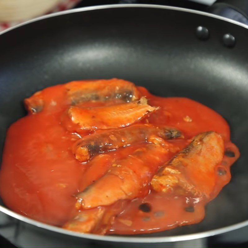 Step 2 Stir-fry the noodles with canned fish Egg Rolled Instant Noodles with Canned Fish