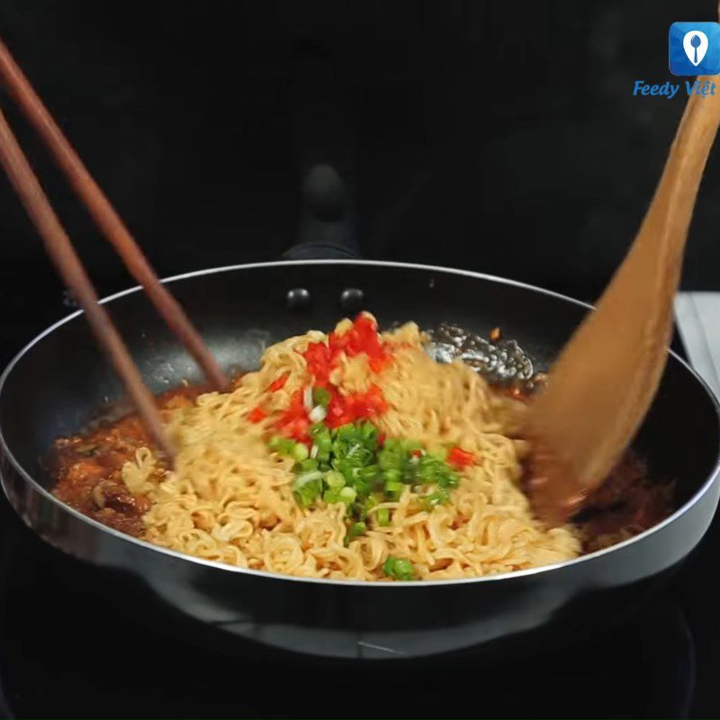 Step 2 Stir-fry the noodles with canned fish Egg Rolled Instant Noodles with Canned Fish